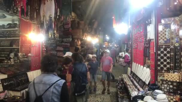 Jeruzalem, Israël - 20 oktober 2019: toeristen lopen in groepen door de straten van de oude stad deel 4 — Stockvideo