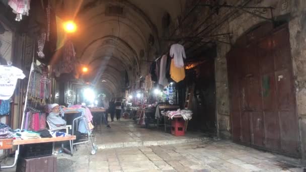 Jeruzalem, Israël - 20 oktober 2019: oude stad met toeristen die door de straten lopen deel 20 — Stockvideo