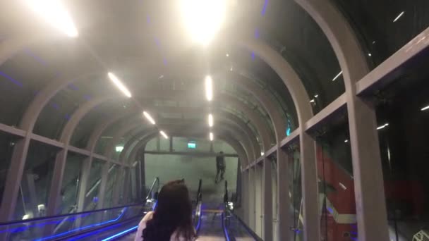 Jeruzsálem, Izrael - 2019. október 20.: turisták ereszkednek le a mozgó lépcsőn — Stock videók