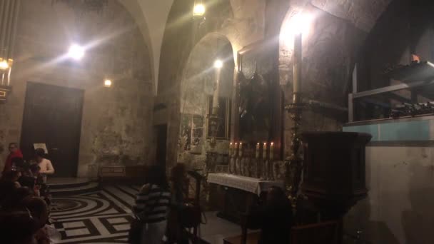 Jerusalem, Israel - October 20, 2019: tourists walk around the temple in the old town part 8 — Stockvideo