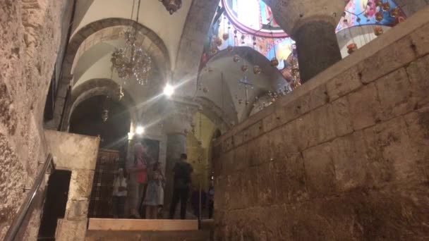 エルサレム,イスラエル- 2019年10月20日:観光客は旧市街の歴史的な場所に移動しますパート2 — ストック動画