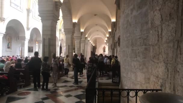 Belén, Palestina - 20 de octubre de 2019: Basílica de la Natividad los turistas inspeccionan la parte interior 7 — Vídeos de Stock