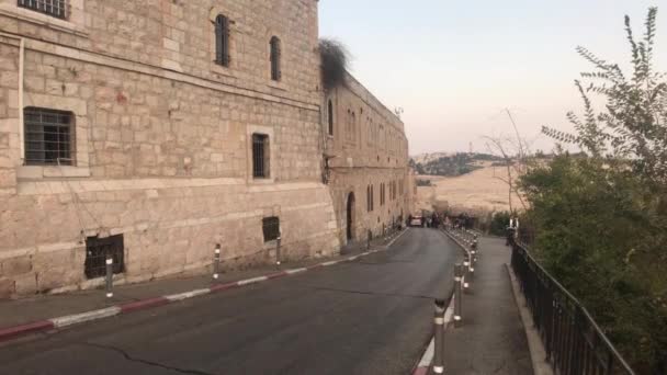 Jerusalém, Israel - estrada ao longo do antigo edifício — Vídeo de Stock