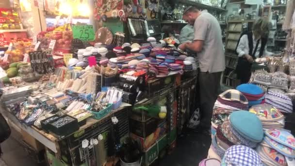 Jerusalém, Israel - 20 de outubro de 2019: turistas caminham pelo velho mercado parte 17 — Vídeo de Stock