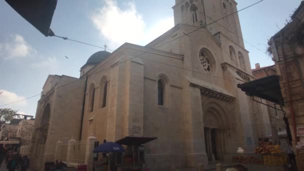 Jerusalém, Israel - 20 de outubro de 2019: turistas caminham pelos corredores da igreja parte 3 — Vídeo de Stock