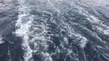 Eilat, İsrail - Yağmur 16. bölümden önce bir turist gemisiyle denizde yürüyün