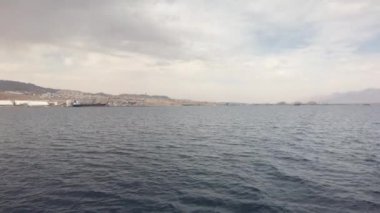 Eilat, İsrail - 6. Bölük 'ten önce bir turist gemisiyle denizde yürüyün