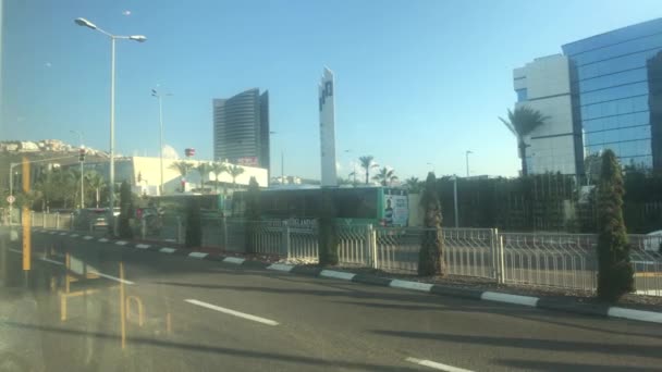 Хайфа, Ізраїль - транспортні зупинки на перехресті — стокове відео
