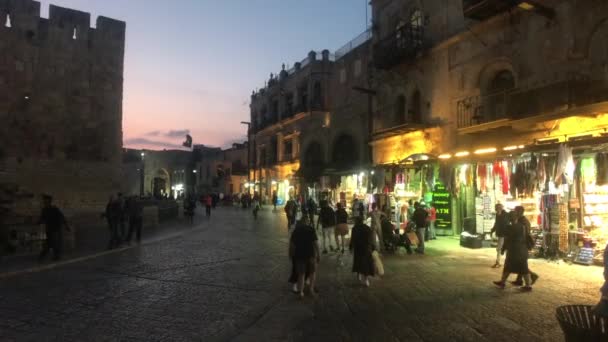 Jeruzalém, Izrael - 20. října 2019: turisté chodí ve skupinách po ulicích starého města, část 11 — Stock video