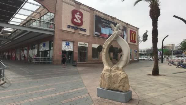 Eilat, Israele - 24 ottobre 2019: i turisti passano davanti al centro commerciale — Video Stock