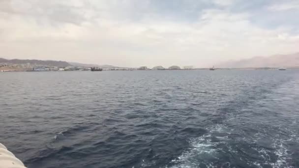 Eilat, Israel - Caminar sobre el mar en un barco turístico antes de la lluvia parte 2 — Vídeos de Stock