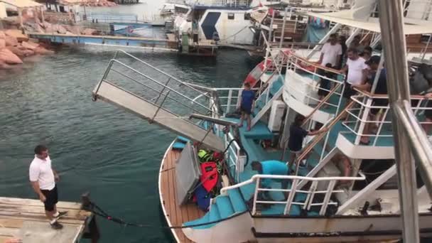 Эйлат, Израиль - 24 октября 2019 года: туристы на яхте удовольствия часть 4 — стоковое видео