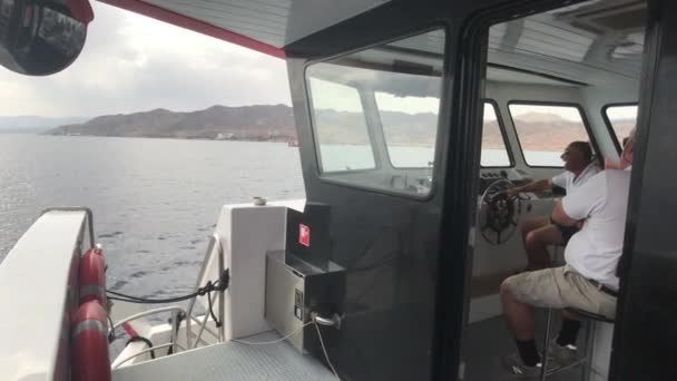 Ейлат, Ізраїль - 24 жовтня 2019: Капітан в салоні контролює корабель частина 2 — стокове відео
