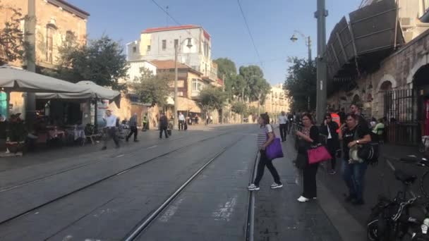 Jerusalem, israel - 20. Oktober 2019: Touristen gehen durch die Straßen der modernen Stadt Teil 14 — Stockvideo