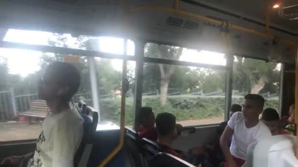 Haifa, israel - 22. Oktober 2019: Touristen steigen in den Bus — Stockvideo