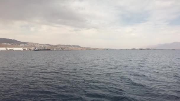 Eilat, Israel - Caminar sobre el mar en un barco turístico antes de la lluvia parte 6 — Vídeos de Stock