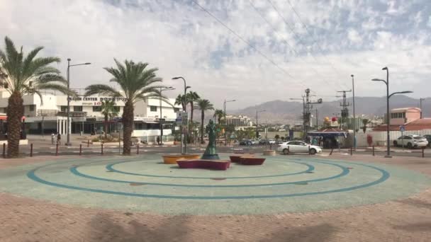 Eilat, Israel - transportasi bergerak melalui jalan-jalan di kota resor bagian 10 — Stok Video