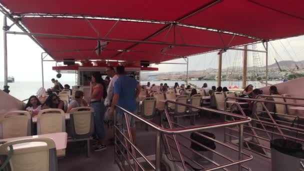 アイラ島,イスラエル- 2019年10月24日:遊覧船パート2の観光客 — ストック動画