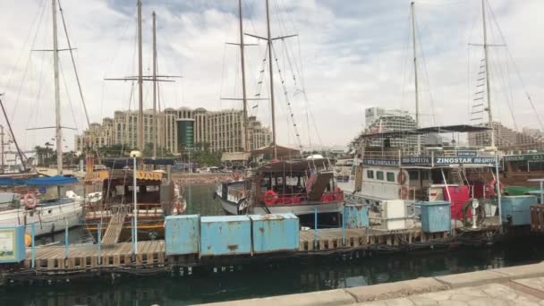 Eilat, Israel - Barcos turísticos de puerto parte 2 — Vídeos de Stock
