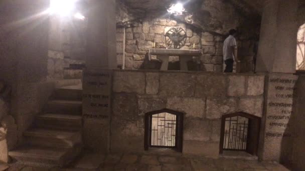 Bethlehem, Palestin - 20. Oktober 2019: Krippenbasilika-Touristen inspizieren die Keller der Kirche — Stockvideo