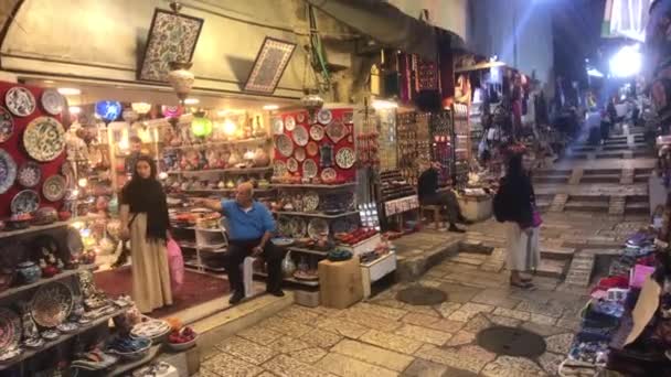 Єрусалим, Ізраїль - 20 жовтня 2019 р.: туристи ходять групами по вулицях старого міста 10 — стокове відео