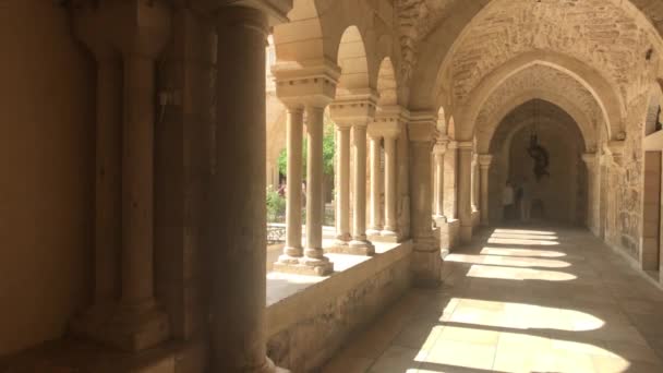 Betlém, Palestina - 20. října 2019: Bazilika Narození Inner Church part 7 — Stock video