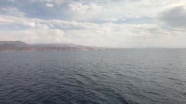 Eilat, İsrail - Yağmur 7 'nci bölümden önce bir turist gemisiyle denizde yürüyün