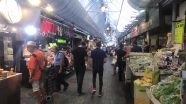 Kudüs, İsrail - 20 Ekim 2019: Turistler eski pazarın 3. Bölümünde dolaşıyorlar