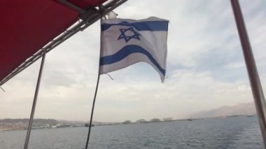 Eilat, İsrail - Yağmur Bölüm 4 'ten önce bir turist gemisiyle denizde yürüyün