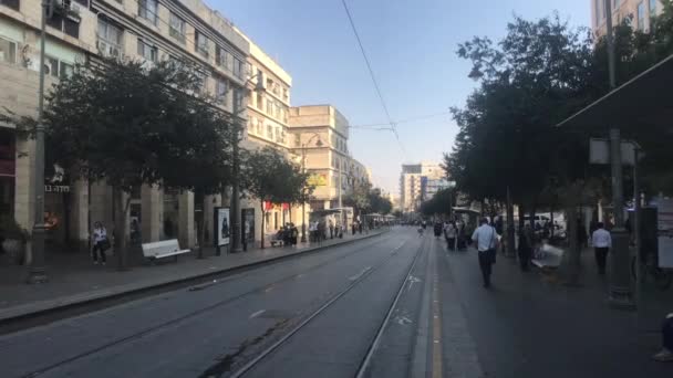 Jerusalén, Israel - 20 de octubre de 2019: los turistas caminan por las calles de la ciudad moderna parte 9 — Vídeos de Stock