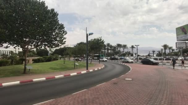 Eilat, İsrail - 24 Ekim 2019: turistler 9. Bölümün sokaklarında yürüyor — Stok video