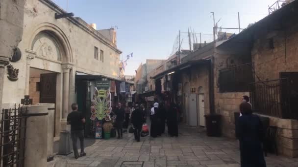 Kudüs, İsrail - 20 Ekim 2019: 14. Bölümde turistlerin dolaştığı eski bir kasaba — Stok video
