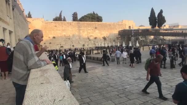 Jerusalem, Israel - October 20, 2019: tourists in the square near the wall of weeping part 2 — ストック動画