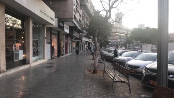 Тель - Авів, Ізраїль - 22 жовтня 2019: туристи на вулицях сучасного міста 12. — стокове відео