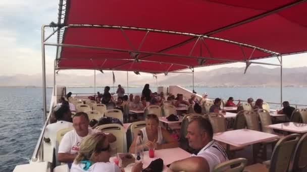 Eilat, Izrael - 24 października 2019: turyści na łodzi rekreacyjnej cz.9 — Wideo stockowe