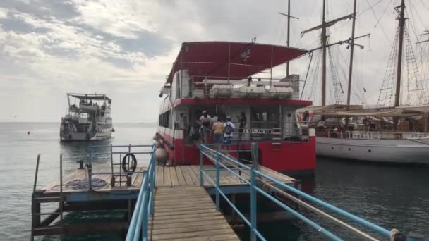 Eilat, Israel - 24 de outubro de 2019: turistas em um barco de recreio parte 13 — Vídeo de Stock
