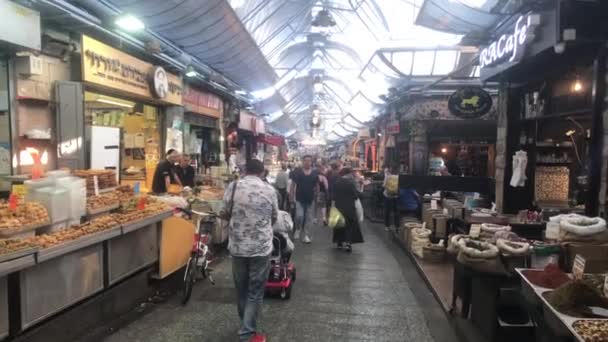 Єрусалим, Ізраїль - 20 жовтня 2019 р.: туристи ходять навколо старої частини ринку 14 — стокове відео