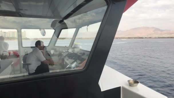 イスラエルのエイラート- 10月24 、 2019:キャビンのキャプテンが船を制御します — ストック動画