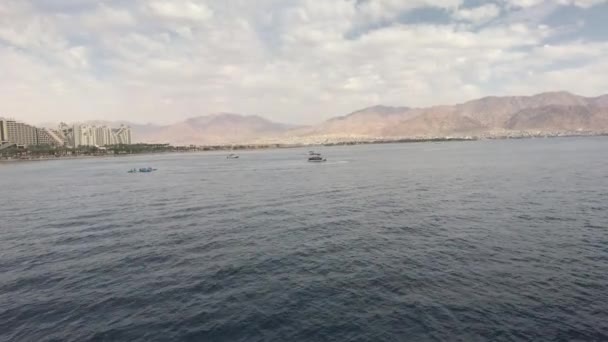 Eilat, İsrail - Kızıl Deniz 'de Yürümek — Stok video