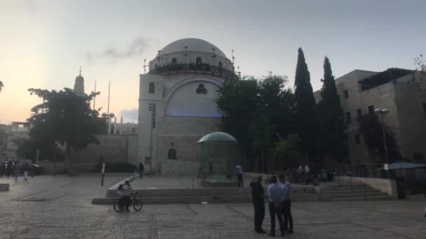 Jerozolima, Izrael - 20 października 2019: turyści chodzą grupami po ulicach starego miasta — Wideo stockowe
