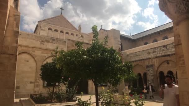 Bethlehem, Palestina - 20 oktober 2019: Basiliek van de Geboorteplaats met toeristen deel 3 — Stockvideo