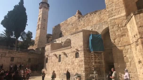 Yerusalem, Israel - 20 Oktober 2019: turis berpindah ke situs-situs bersejarah di kota lama bagian 3 — Stok Video