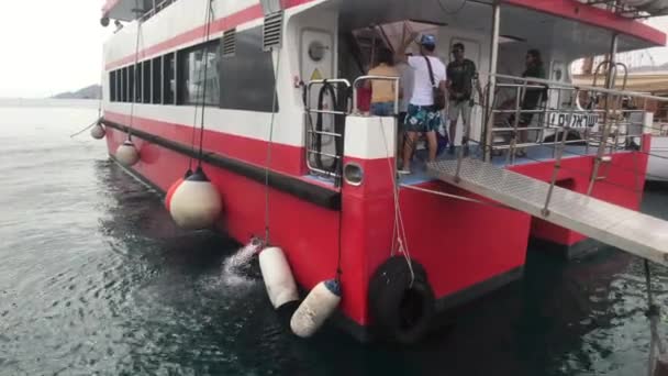 Eilat, Israel - 24 de octubre de 2019: turistas en un barco de recreo — Vídeo de stock