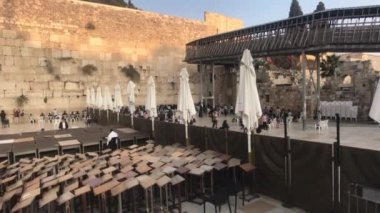 Kudüs, İsrail - 20 Ekim 2019: Ağlayan Bölüm 3 'ün duvarının yanındaki meydanda turistler