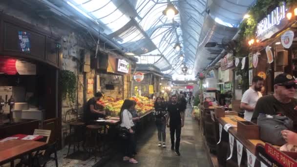 Jeruzalém, Izrael - 20. října 2019: turisté chodí po starém trhu část 16 — Stock video