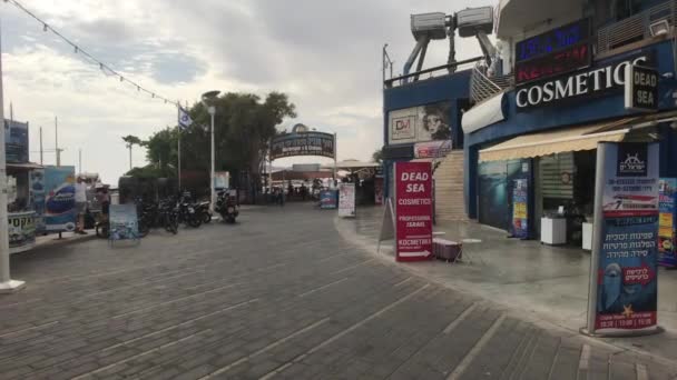Эйлат, Израиль - 24 октября 2019 года: туристы прогуливаются по местам туристического города часть 9 — стоковое видео