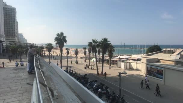 Tel Aviv, Israël - 22 octobre 2019 : les touristes marchent le long de la promenade — Video