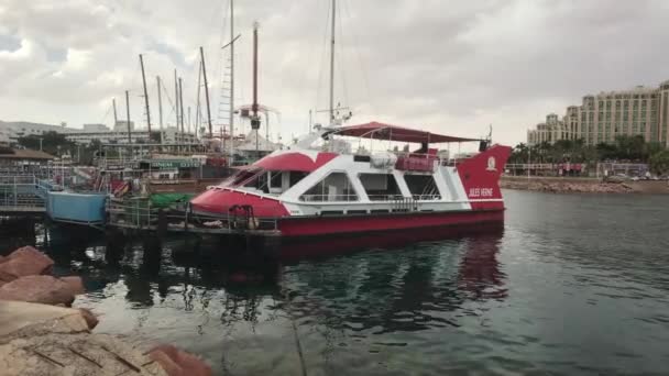 Eilat, Israël - toeristische boten in haven — Stockvideo