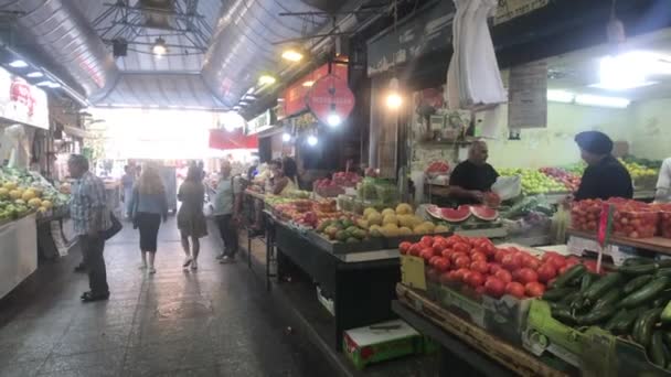 Jeruzalem, Israël - 20 oktober 2019: toeristen lopen rond op de oude markt deel 5 — Stockvideo