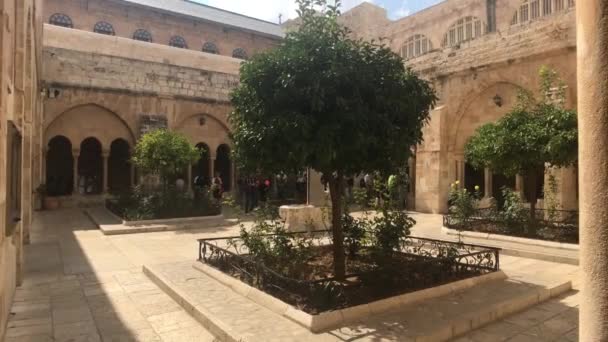 Bethlehem, Palestine - October 20, 2019: Basilica of the Nativity yard with tourists — Stock Video